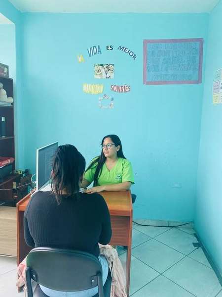 Yessica Soller, psicóloga, en una sesión de consejería y orientación psicológica individual en consultorio